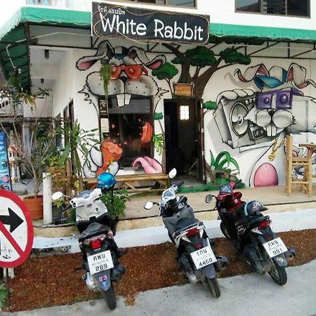 White Rabbit Hostel Baan Khai Ngoại thất bức ảnh